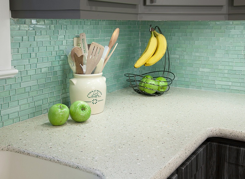 clear glass backsplash kitchen
