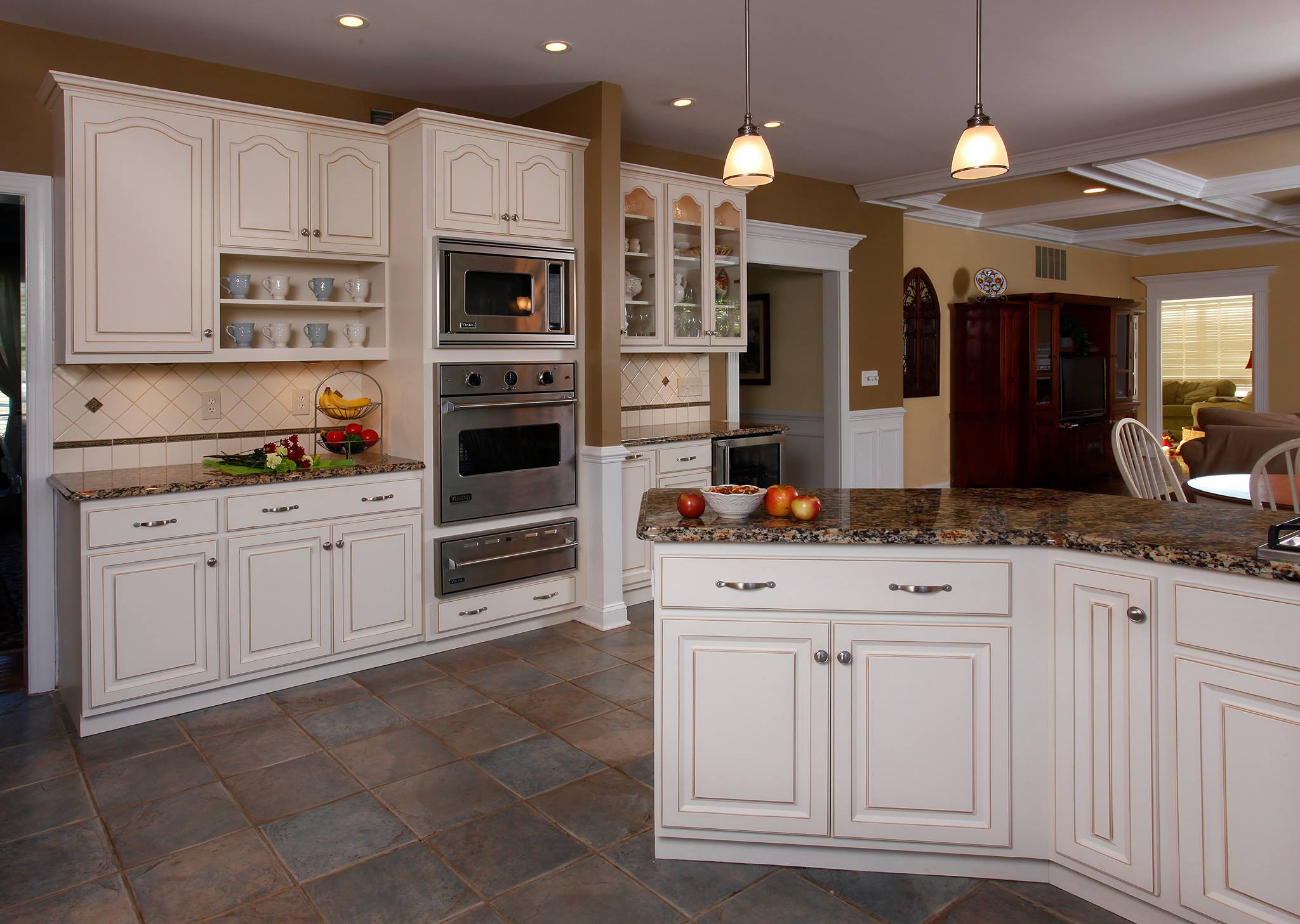 Minimalist White Cabinet Kitchen with Simple Decor