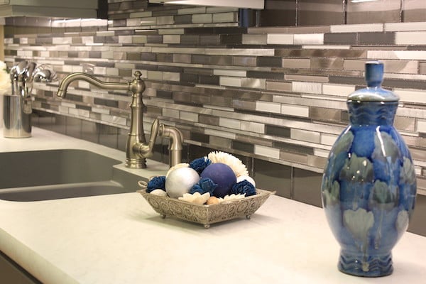 under-cabinet-lighting-metal-backsplash