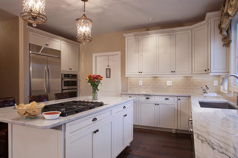 Mixing Metals In Your Kitchen Isn T, Kitchen Hardware With White Cabinets And Stainless Appliances