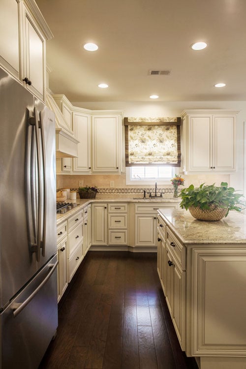 Antique White Cabinet Countertop Pairings, Off White Kitchen Cabinets With Quartz Countertops